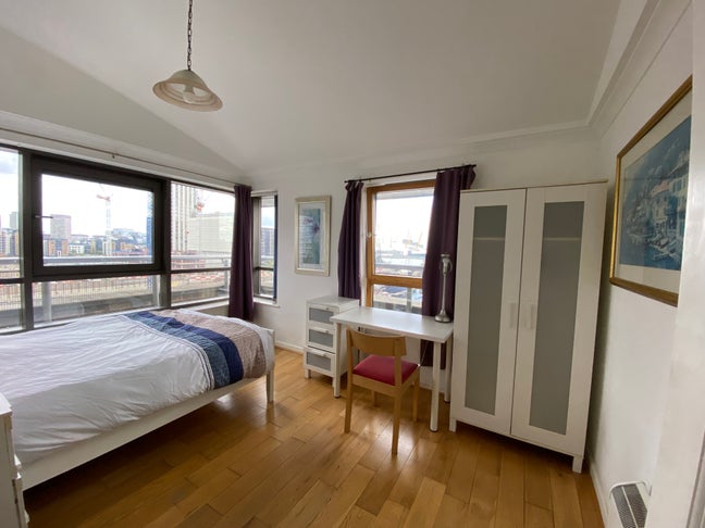 Double room is available now in Canary wharf Main Photo