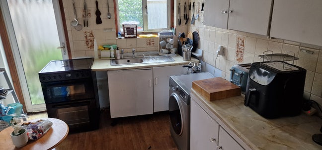 Large Double Room to let in Wimbledon (SW19) Main Photo