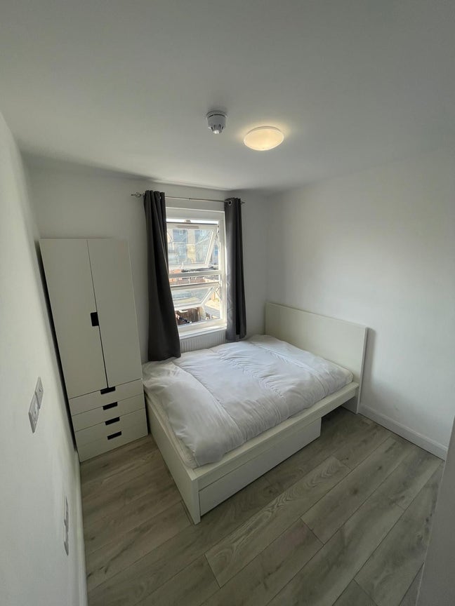 Small Double Room with Private En-Suite – Ilford Main Photo