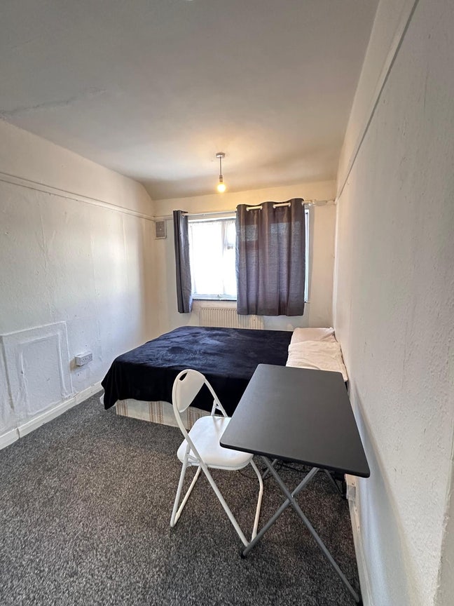 Three  furnished double rooms for rent in Barking  Main Photo