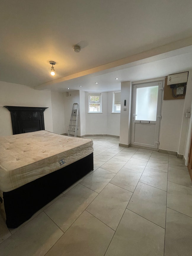 Lovely studio flat own entrance - some bills inc Main Photo