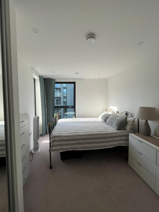 Large Modern Room with Super King Bed & Bathroom Main Photo