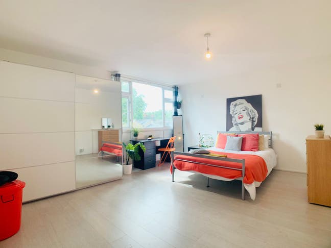 🌟💥 Canary Wharf Calling! 4-Bed Dream Pad in E14  Main Photo