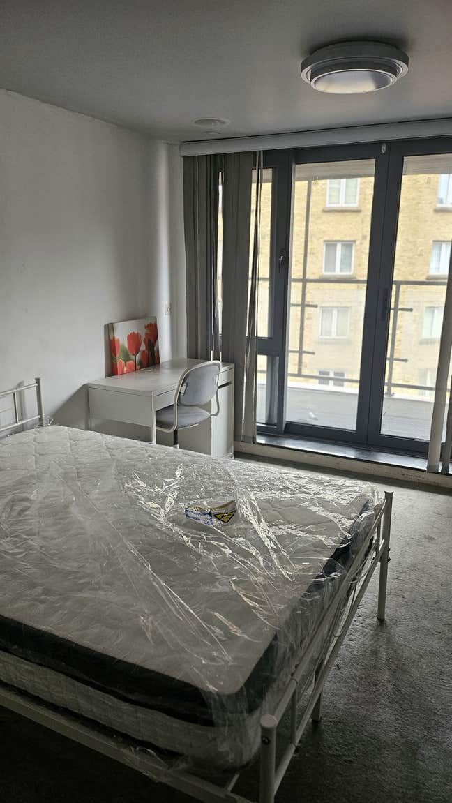 Renovated En Suite with new double bed- No deposit Main Photo