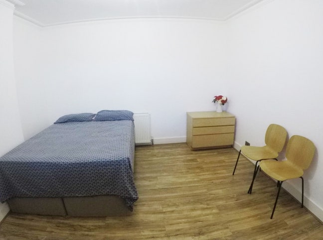 1 large double room in Feltham High street Main Photo