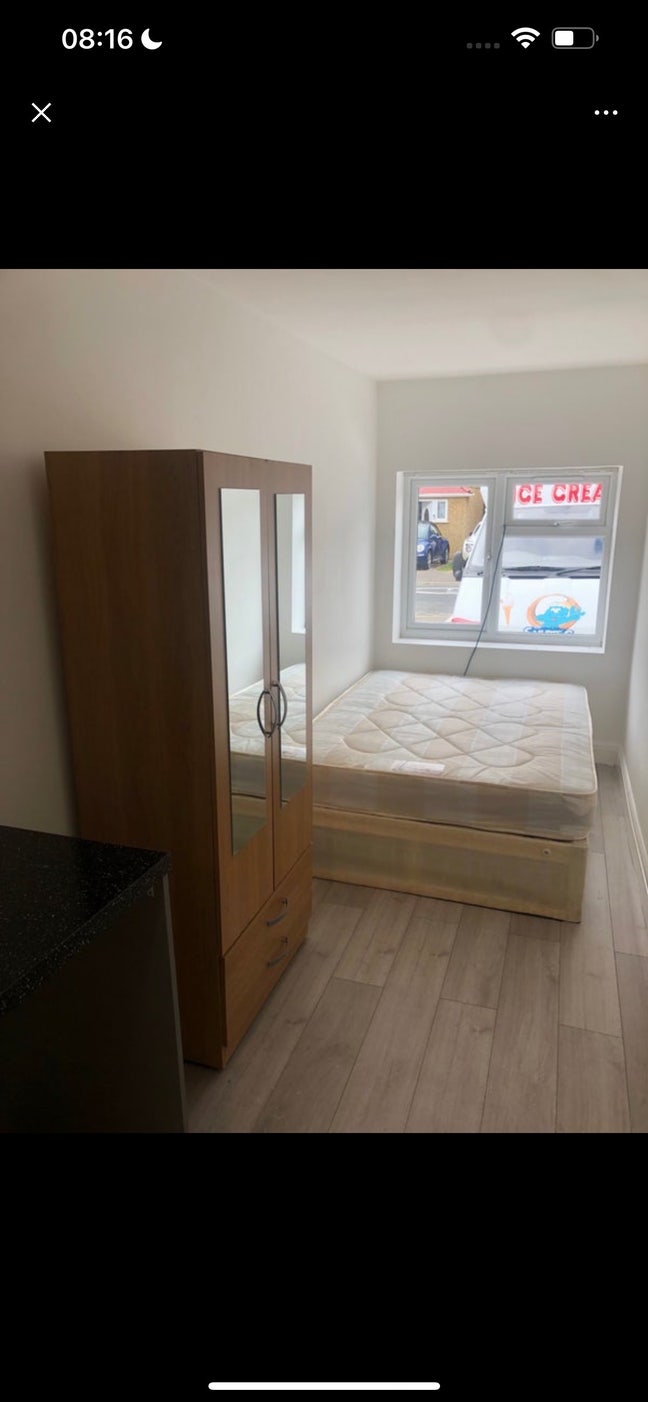 750 Double room for rent in felthem with en-suite  Main Photo