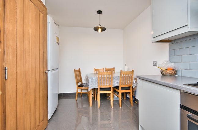 Gorgeous 3 Bed Maisontte flat in Mile End E3 Main Photo