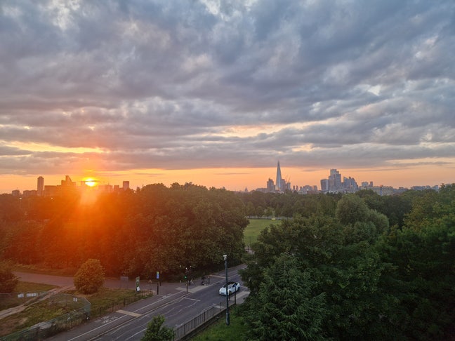 Double bedroom in modern flat with fantastic views Main Photo
