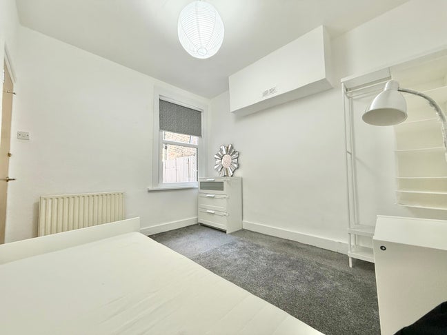 Specious room for 1 girl close to public transport Main Photo
