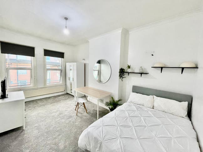 2 XL Rooms next to Jubilee Line Main Photo