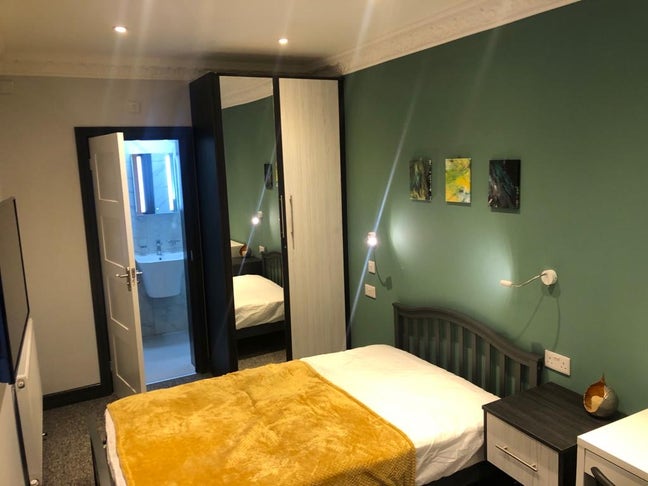 Executive rooms with kitchenettes - central Slough Main Photo