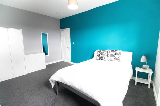 Beautiful Ensuite bedroom in House Share Main Photo
