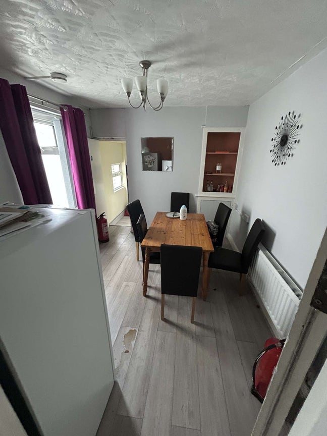 Spare room available- middle of cathays Main Photo