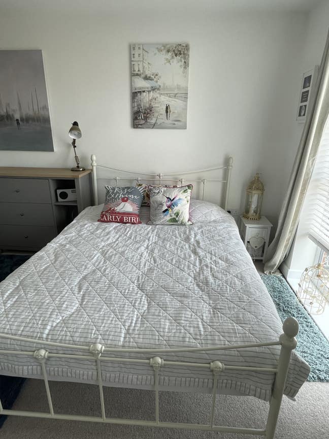 Large double room in my modern home Main Photo