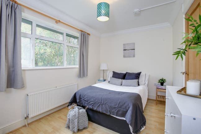 Lovely Ensuite in Modern Acton Garden Home Main Photo