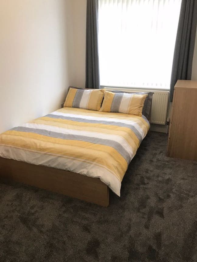 En-Suite Room in Professional House Share Main Photo