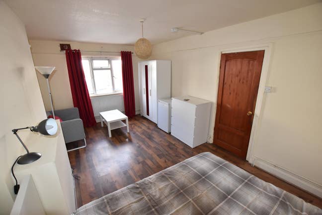 2x Double Bedroom - East Acton Main Photo