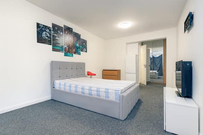 Furnished Ensuite Room Next to Fairlop Station  Main Photo