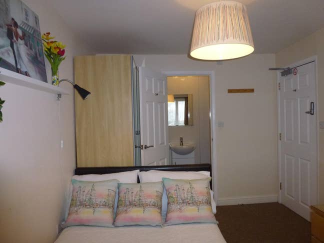 Spacious en-suite double room Main Photo
