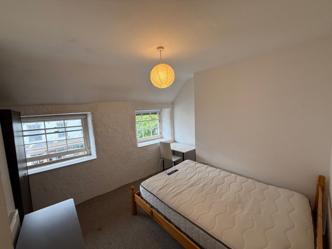 Furnished room in Central flat in Penryn Main Photo