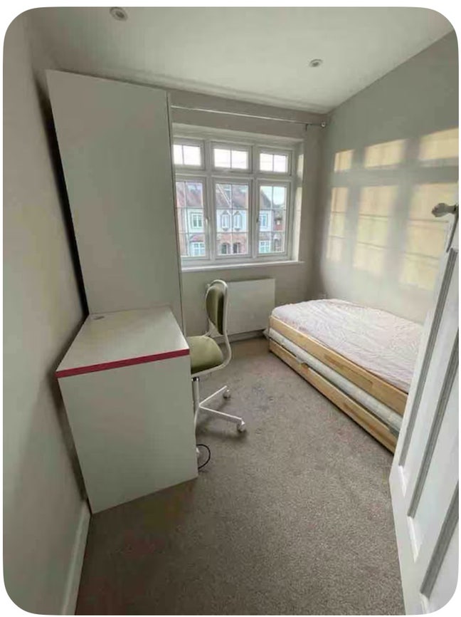 Furnished room in a family house Main Photo
