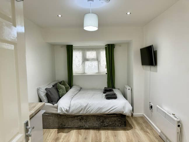 A lovely En-suite in Woolwich Main Photo