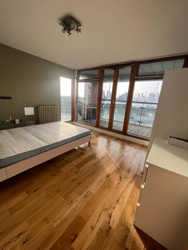 Spacious Double Bed. in 3 beds flat in Silvertown Main Photo