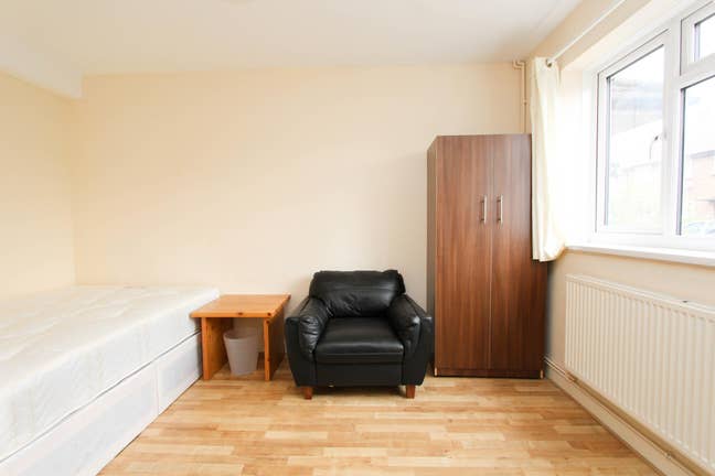 4-Bed Flat w/ Bath + Shower | Crossharbour DLR Main Photo