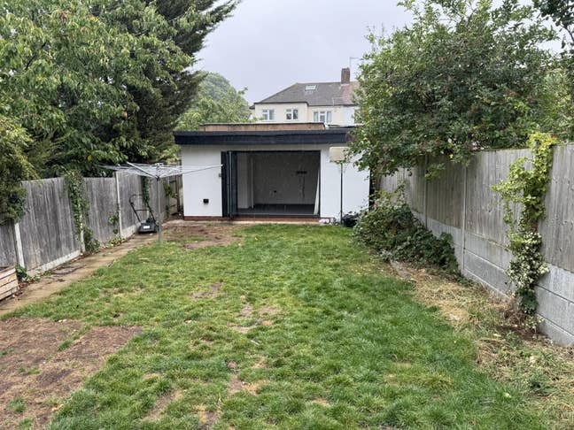 Spacious En-Suite Room for Rent – IG5  Main Photo