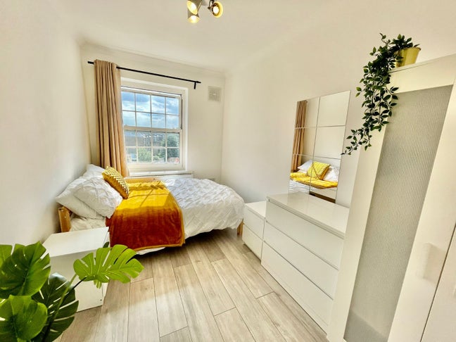 3 Bright Rooms in Zone 1 Main Photo
