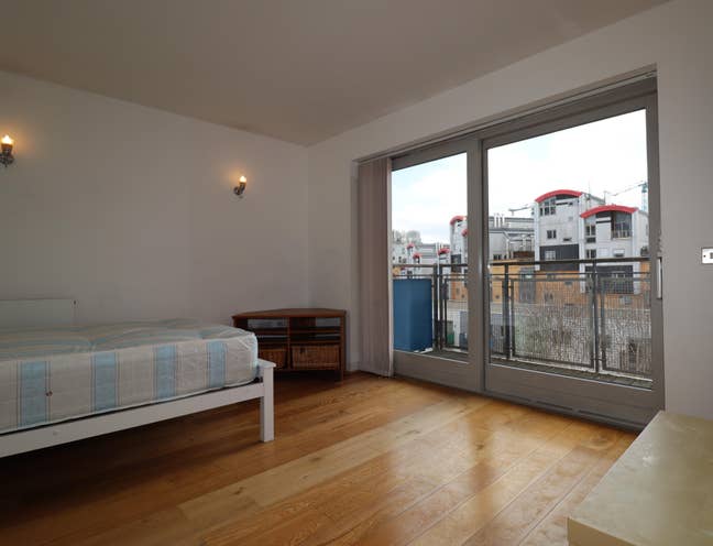 Modern Property in Greenwich - All Rooms Available Main Photo
