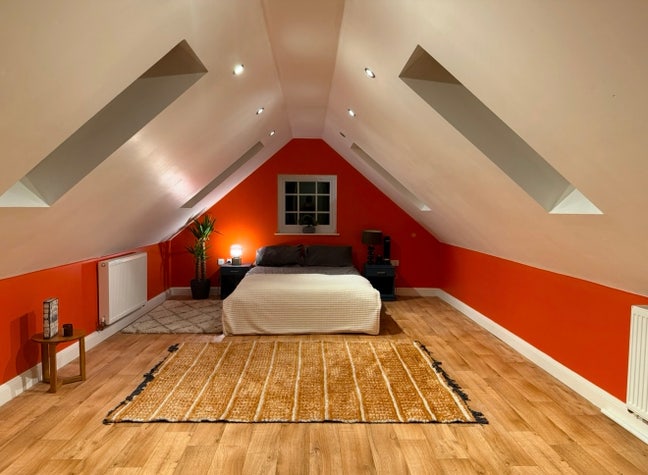 Large beautiful room, in stunning location Main Photo