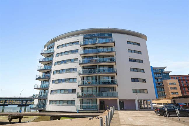 Premier 2-Bed Flat at The Galley, E16 Main Photo