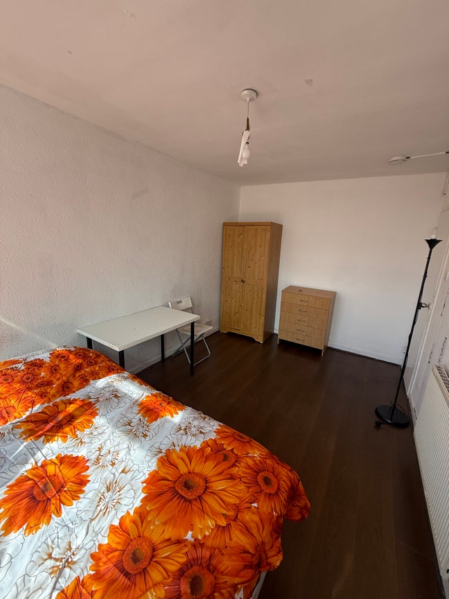 Double Room Available Next to Shadwell Main Photo
