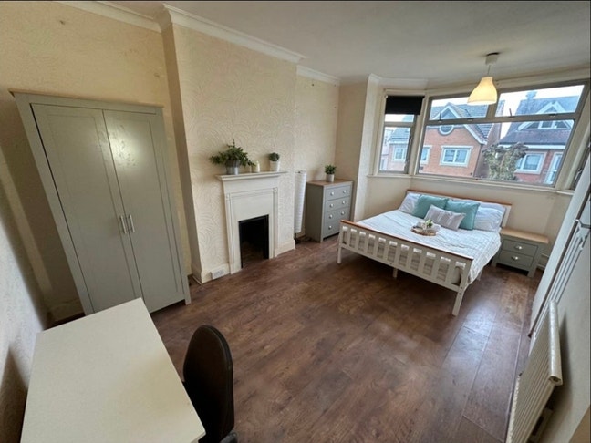 Huge Ensuite in Dollis Hill Main Photo