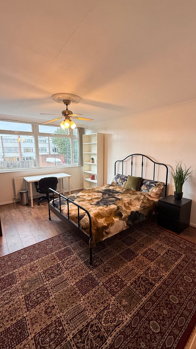 ✨ Stunning 5-Bedroom Luxury Home – NW10 ✨ Main Photo