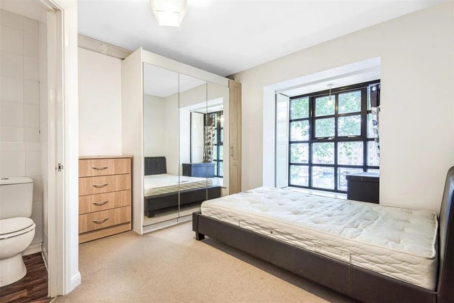 Large ensuite room for rent next to Canada Water Main Photo