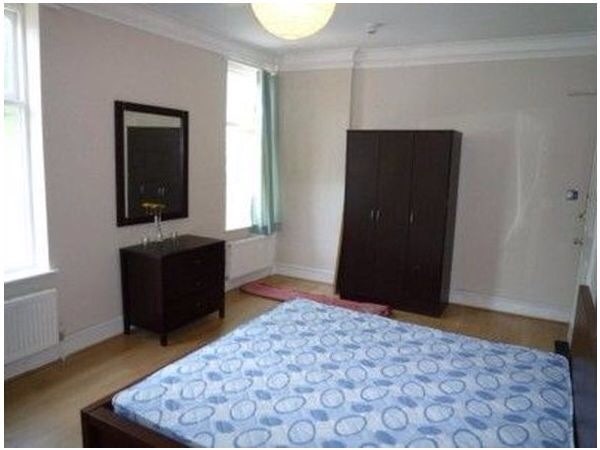 Clean Double room in shared house near city centre Main Photo