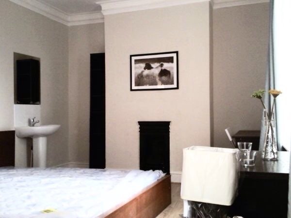 Double room in shared house near city centre Main Photo