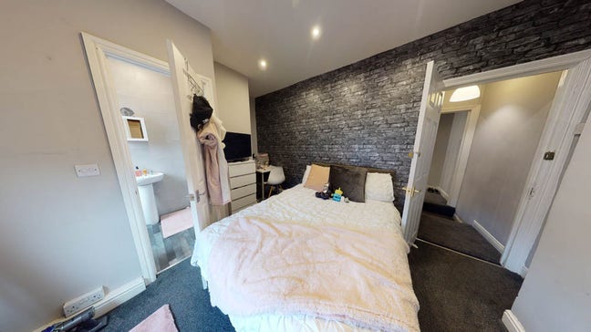 4 bed en -suite - double room available  Main Photo