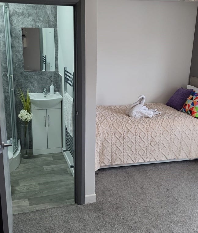 Ensuite Room with parking, close to college  Main Photo