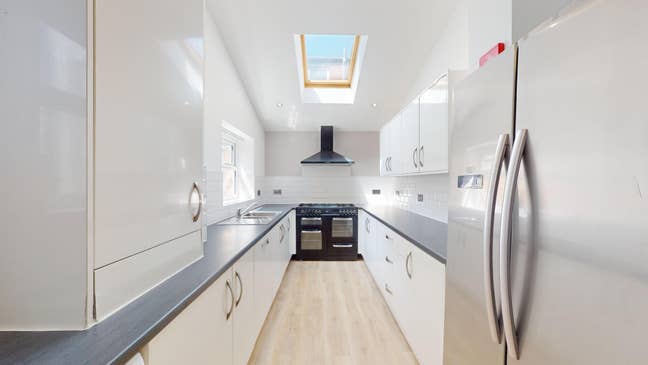 6 Bedroom Student House - available now :) Main Photo