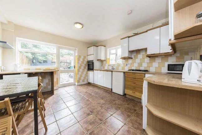 2 Doubles available in Refurbished House *Acton Main Photo