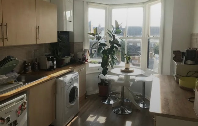 Light, bright Cliftonville 2 bed with sea views Main Photo