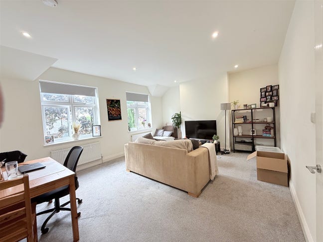 91B-Spacious 1-BED FLAT (2nd Floor) with Roof Terr Main Photo