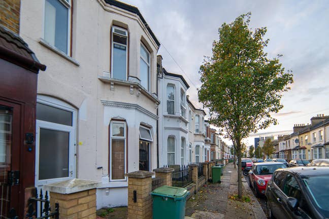 M/ Spacious double room available now Main Photo