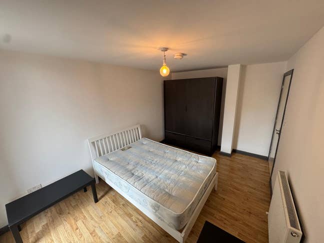 Three Bedroom Apartment To Rent In WhiteChapel, E1 Main Photo
