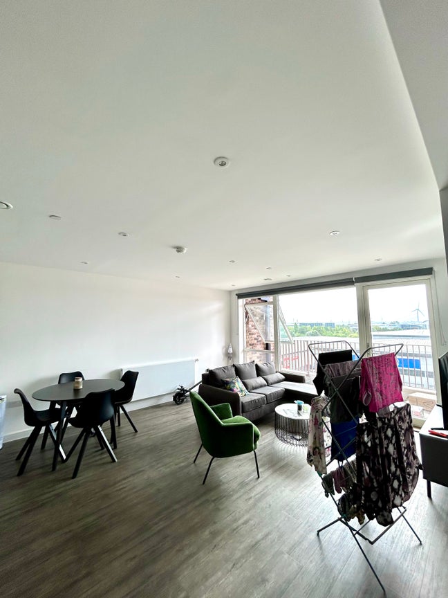 Bright 2-Bed Flat in Barking – Room Available! Main Photo