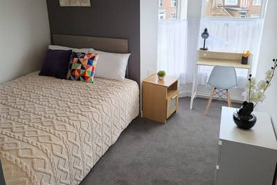 Ensuite room with parking, close to college  Main Photo
