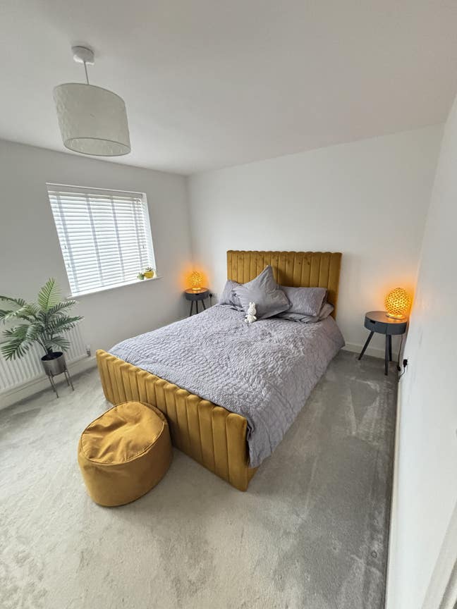 Massive king room with own bathroom and parking  Main Photo